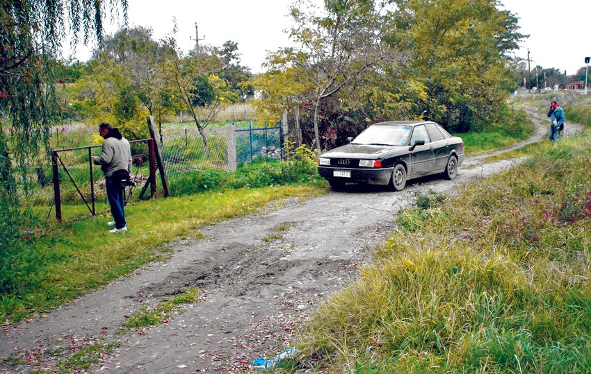 Muškarac sa kapuljačom je sačekao devojčicu kod pruge i kuhinjskim nožem prerezao joj vrat i pobegao 