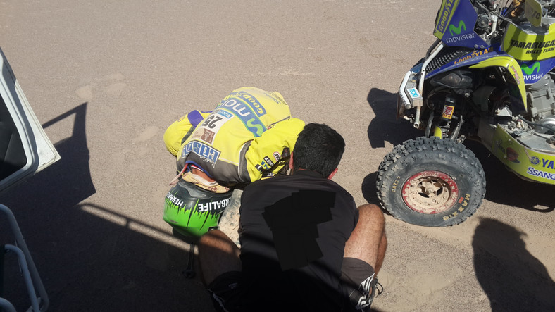 Ignacio Casale otrzymuje bezprawną pomoc podczas Rajdu Dakar 2014