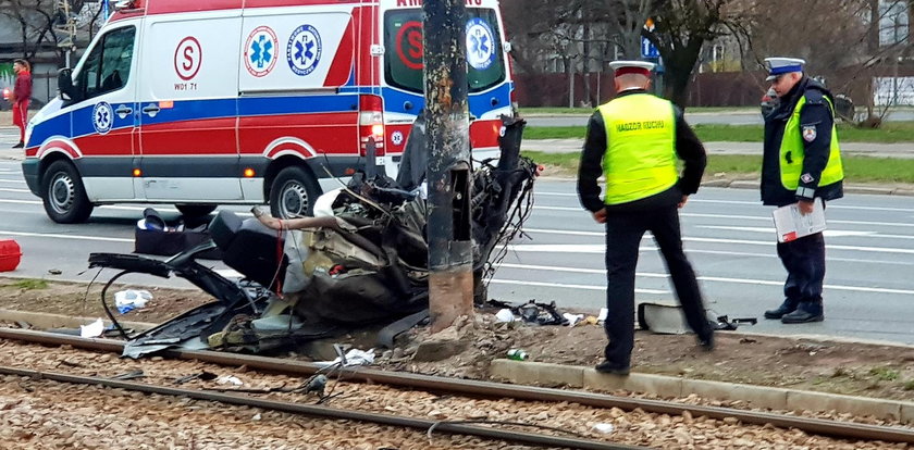 "Szczątki samochodu były wszędzie, ciała zmasakrowane". Wstrząsające relacje świadków makabrycznego wypadku w Warszawie