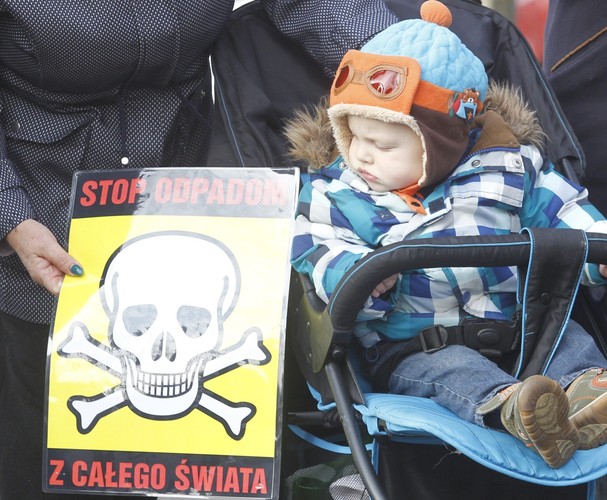 Protest przeciwko utylizacji odpadów z Salwadoru w Dąbrowie Górniczej