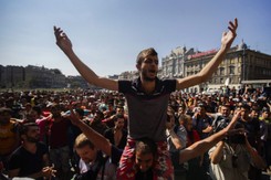 Setki imigrantów w Budapeszcie. Wszyscy chcą do Niemiec... Krzyczą: Wolność! Angela Merkel! ZDJĘCIA