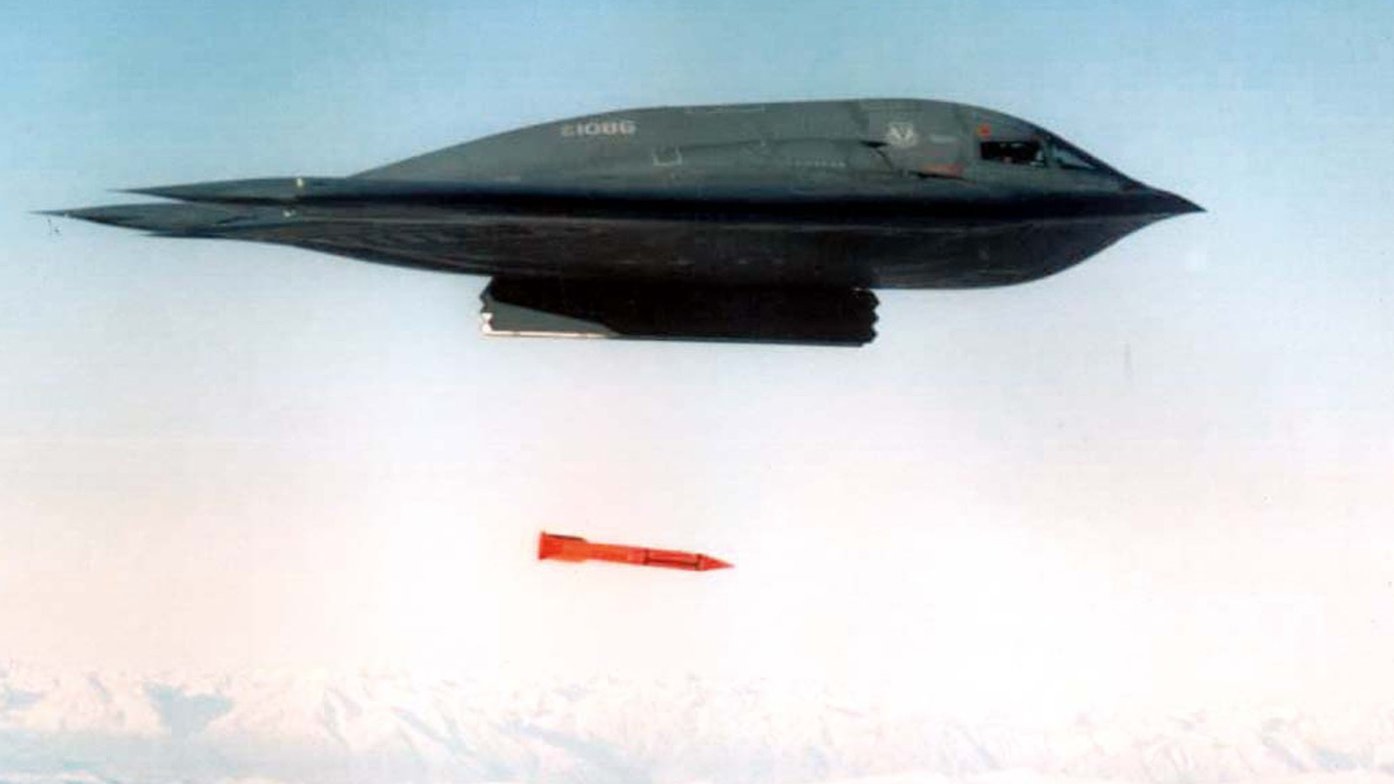 Bombardovanie Juhoslávie z bombardéra B-2 Spirit na archívnej fotografii z roku 1999