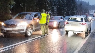 Kontrole na granicy ze Słowacją zostają. Wcześniej politycy KO nazywali je "pisowską szopką"