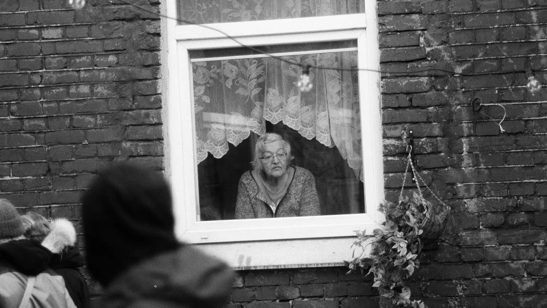 Starsza pani straszy dziecko i zagląda nam w okna. Sąsiadka nie daje nam spokoju [LIST]