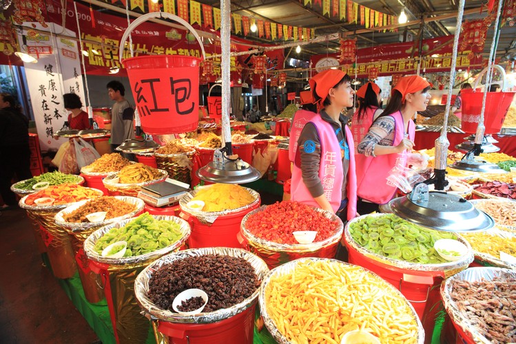 Dihua Street w Tajpej to najstarsza ulica w całym Tajwanie (z poł. XIX w.). Co roku podczas obchodów Nowego Roku w ciągu dwóch tygodni na tę jedną ulicę przybywa więcej osób niż liczy niejedno podwarszawskie miasto. Słynny noworoczny targ odwiedza wtedy średnio ponad 750 tys. ludzi.
