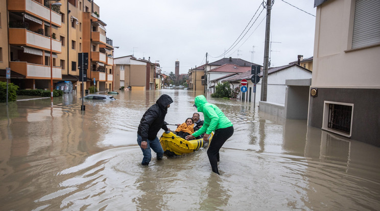 Hárman életüket vesztették, csaknem ötezer embert pedig evakuáltak az elsősorban Emilia-Romagna tartományt sújtó áradások miatt/ Fotó: MTI/EPA/ANSA/Max Cavallari