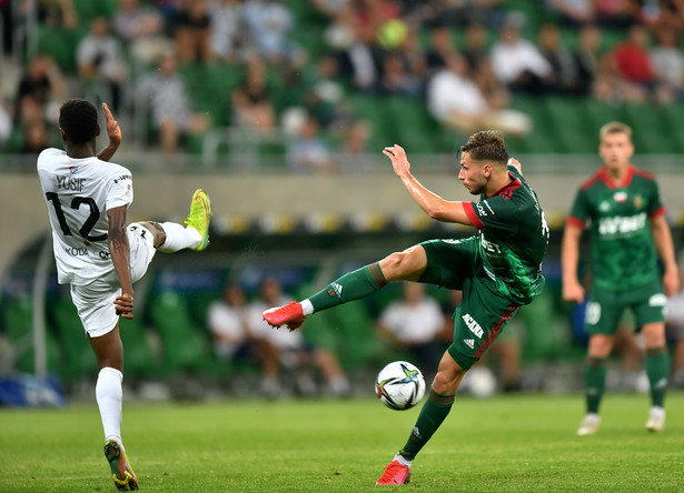 Piłkarz Śląska Wrocław Patryk Janasik (P) i Abdul Razak Yusif (L) z estońskiego Paide Linnameeskond podczas rewanżowego meczu 1. rundy eliminacyjnej Ligi Konferencji Europy