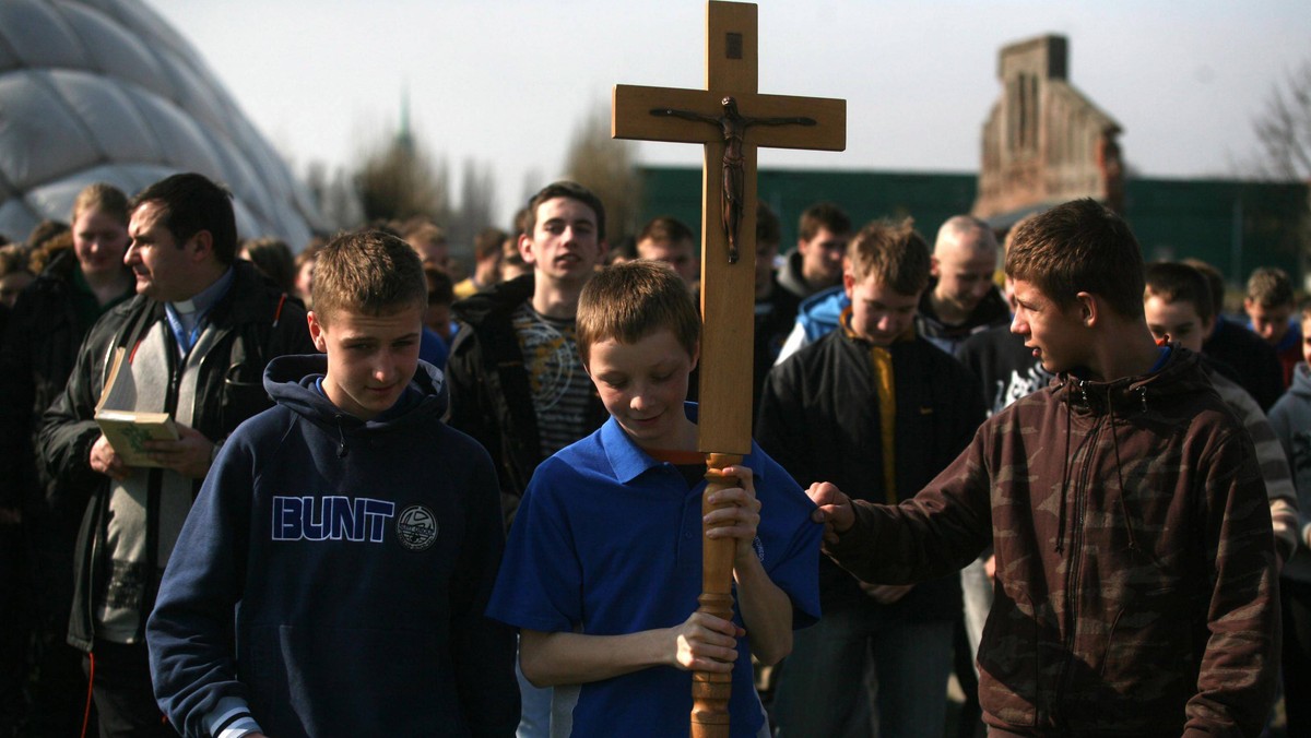 Oburzenie po rekolekcjach w Poznaniu. Uczniom Gimnazjum nr 30 puszczono horror o egzorcyzmach. Niektórzy rodzice skarżą się, że ich dzieci nie mogą przez to spać - podaje wyborcza.pl.