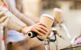 Jak rozliczyć w PIT i VAT pobraną opłatę plastikową