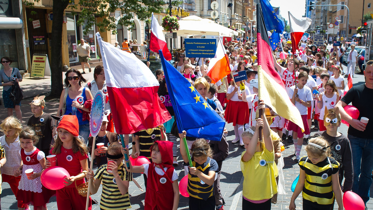 Ponad 1,2 tys. uczniów i przedszkolaków wzięło udział w młodzieżowej paradzie europejskiej "Prezydencja", która odbyła się w Łodzi. Impreza miała promować wśród dzieci i młodzieży polskie przewodnictwo w Radzie Unii Europejskiej.