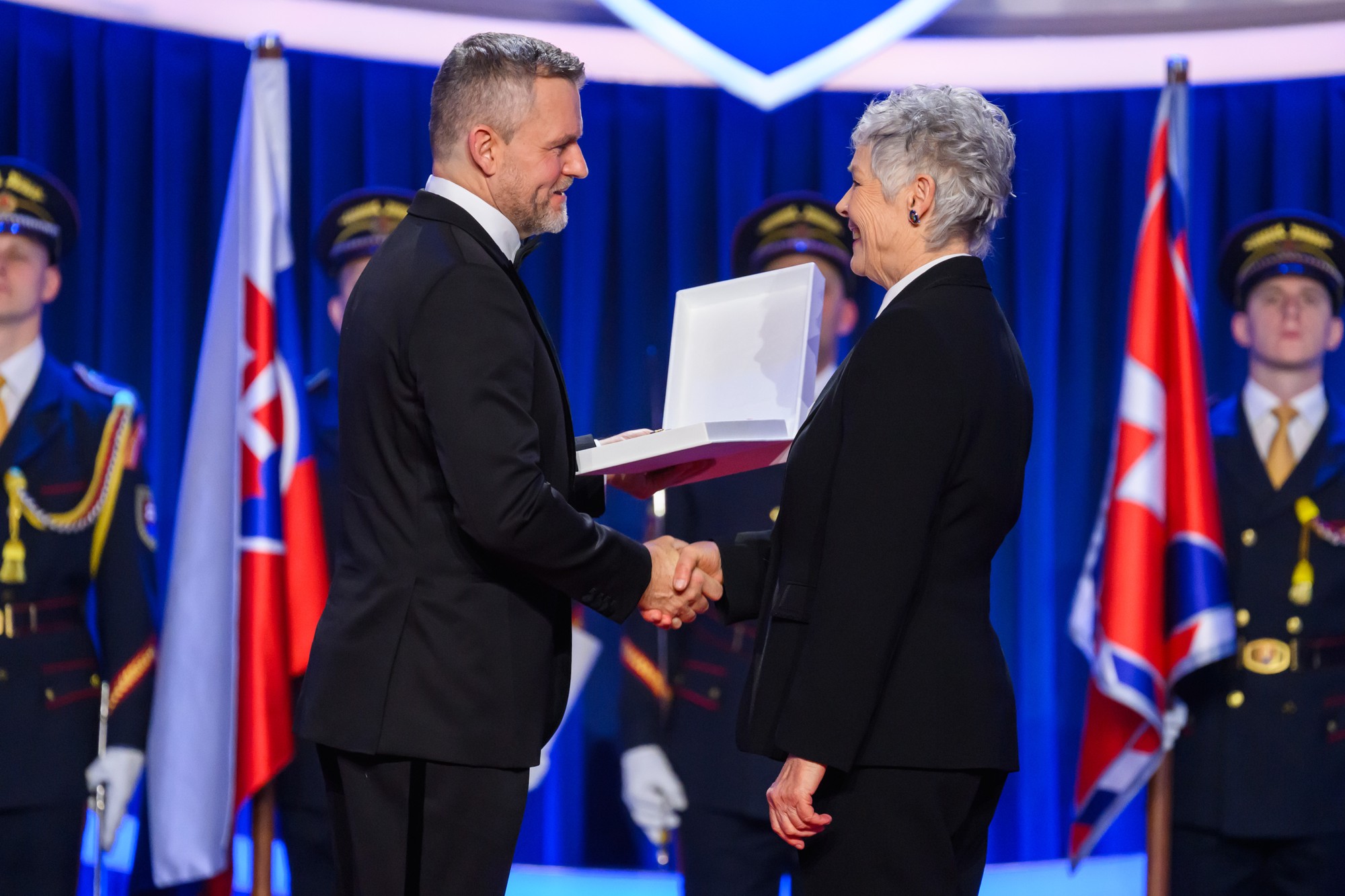 Neter Miroslava Dulová preberá z rúk prezidenta Pellegriniho štátne vyznamenanie za účastníčku SNP, bývalú predsedníčku spolku Živena Zoru Breierovú.