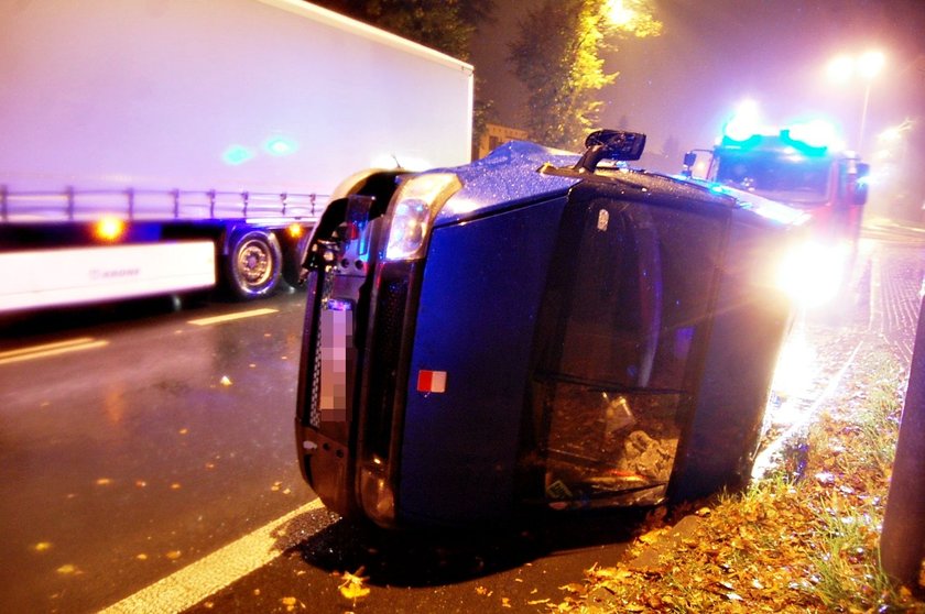 Bus przekoziołkował przez drogę krajową