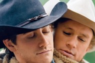 Kadr z filmu „Tajemnica Brokeback Mountain w reż. Anga Lee (2005). W rolach głównych wystąpili Jake Gyllenhaal i Heath Ledger.