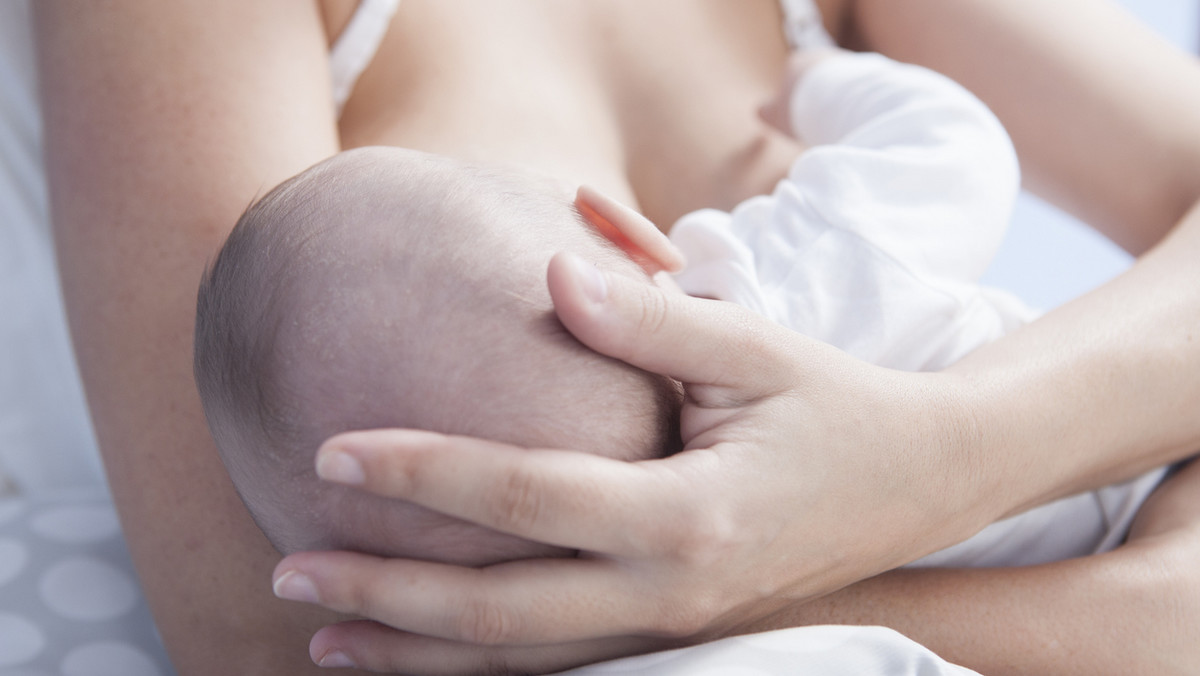 Karmienie dziecka piersią przez ponad sześć miesięcy niemal o połowę obniża u kobiety ryzyko zachorowania na cukrzycę typu 2 - wykazało trwające 30 lat badanie, które publikuje pismo "JAMA Internal Medicine".