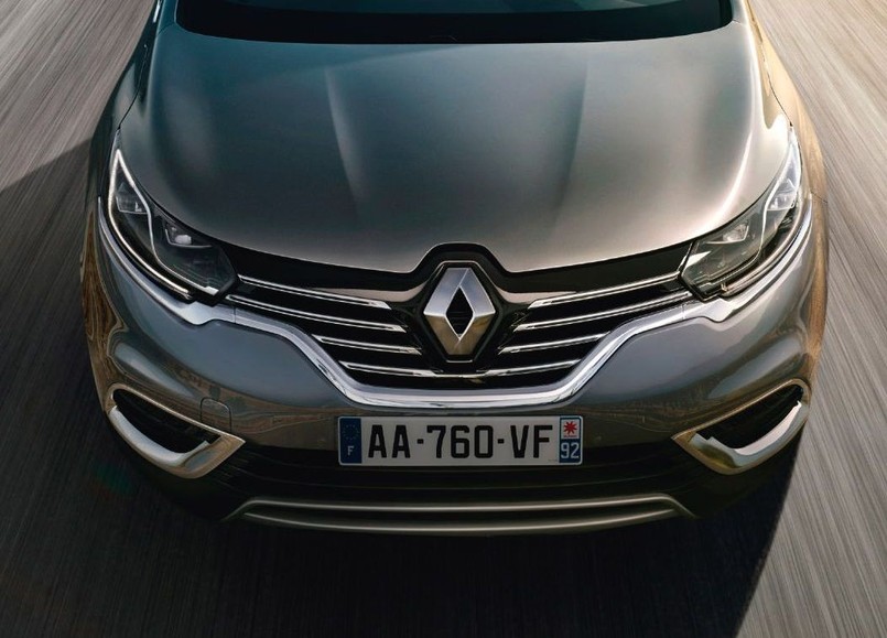 Nowy renault espace po 30 latach obecności w świecie motoryzacji nie jest przedstawiany jako van, ale jako crossover, czyli samochód krzyżujący auto miejskie właśnie z vanem i podniesionym zawieszeniem stosowanym w SUV-ach. Nowy model wyposażono w zawieszoną konsolę centralną - przynajmniej tak to opisują inżynierowie Renault. Na pokład zabierze pięć lub siedem osób. Espace zadebiutuje 2 października w czasie salonu samochodowego w Paryżu.