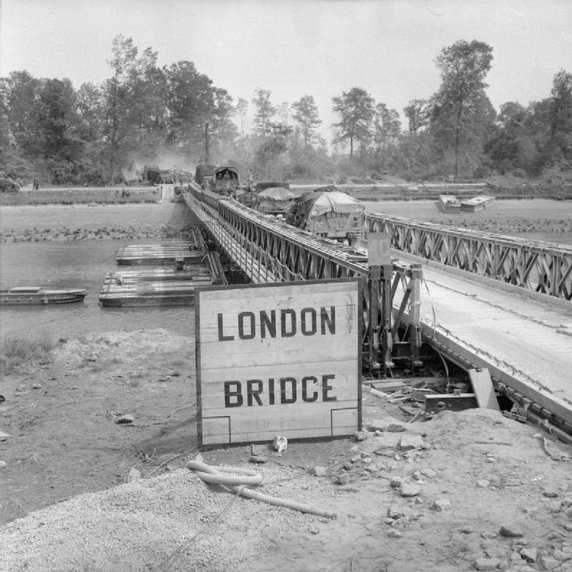 London Bridge (Most Londyński). Takim mianem został ochrzczony prowizoryczny most wykorzystywany w trakcie operacji Goodwood (18 lipca 1944, domena publiczna).