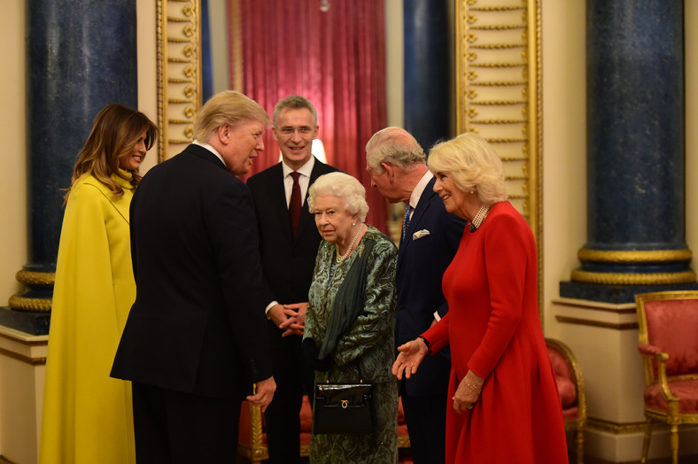  Elżbieta II, książę Karol, Camilla Parker-Bowles i Trumpowie