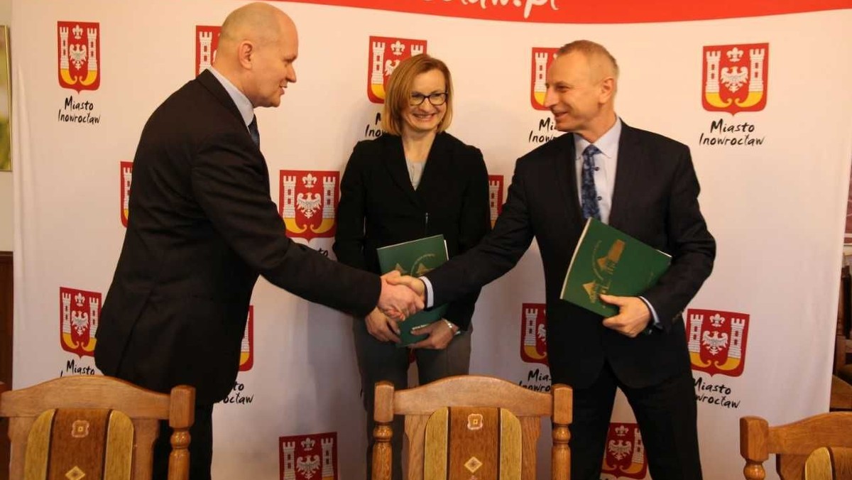 Przedstawiciele Inowrocławia podpisali umowy na zakup ośmiu nowych autobusów elektrycznych i ośmiu elektryczno-hybrydowych. To kolejny tego typu nabytek. Dzięki niemu miasto stanie się jednym z najnowocześniejszych pod względem ekologicznego transportu publicznego.