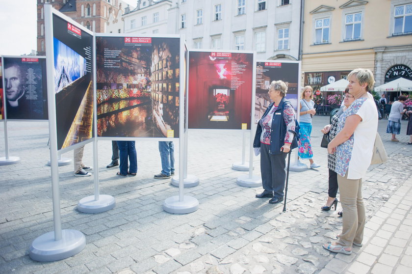 Zdjęcia Jana Pawła II na Rynku w Krakowie