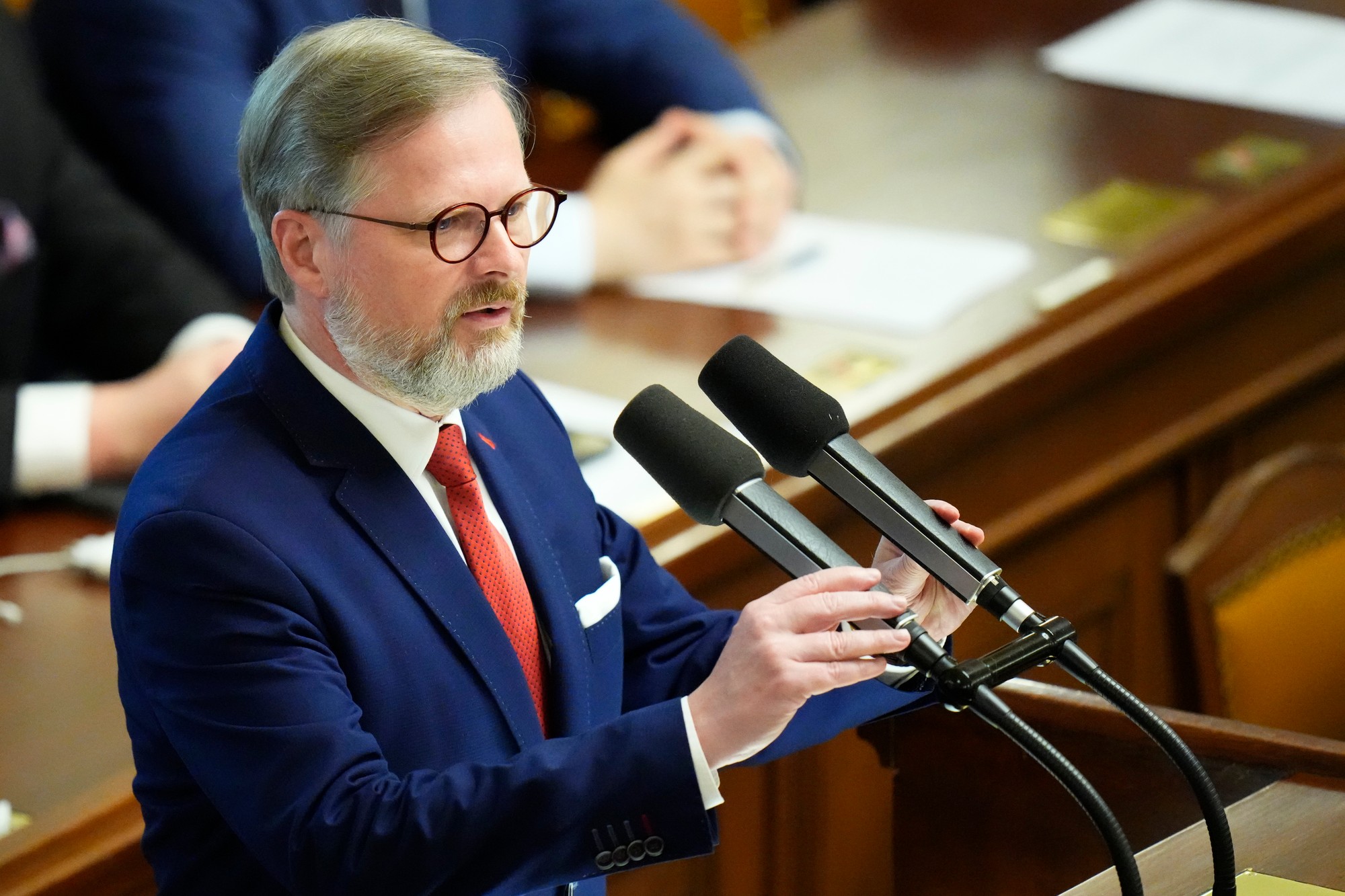 Český premiér Petr Fiala sa prihovára ukrajinskému prezidentovi Volodymyrovi Zelenskému, ktorý vystúpil prostredníctvom videokonferencie v českom parlamente v Prahe.