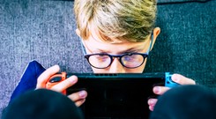 Jak nauczyć dziecko mądrego korzystania ze smartfonów oraz mediów społecznościowych