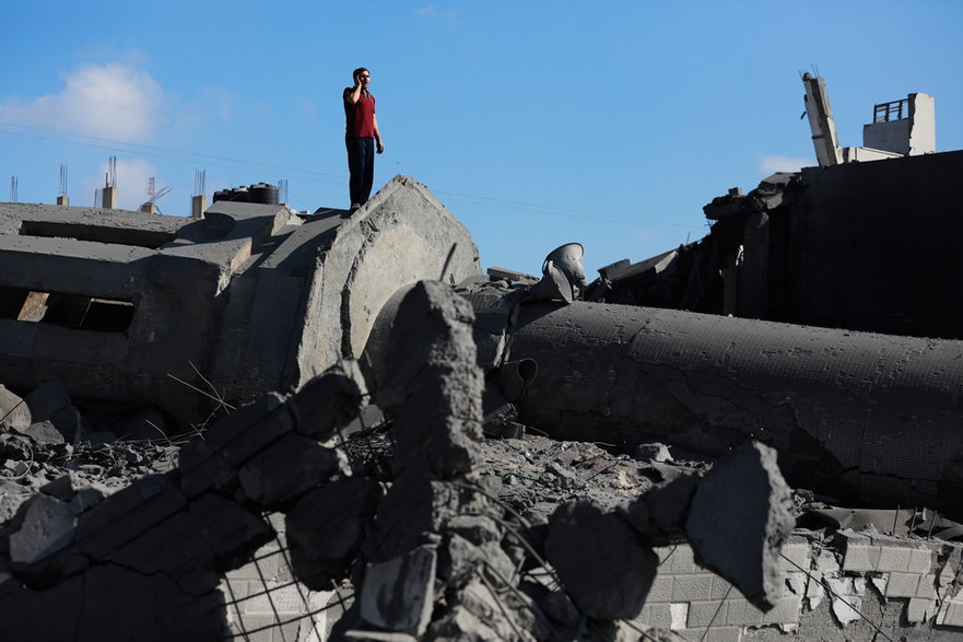 Muezzin wzywający wiernych na modlitwę w Strefie Gazy. Mężczyzna stoi na gruzach minaretu, zniszczonego podczas izraelskiego nalotu (15 maja 2021 r.)