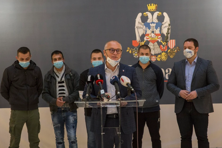 Vesic urucuje nagrade spasiocima ras fot vladimir zivojinovic 20 preview