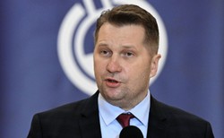 Uczniowie wrócą wcześniej do szkoły? Czarnek odpowiada