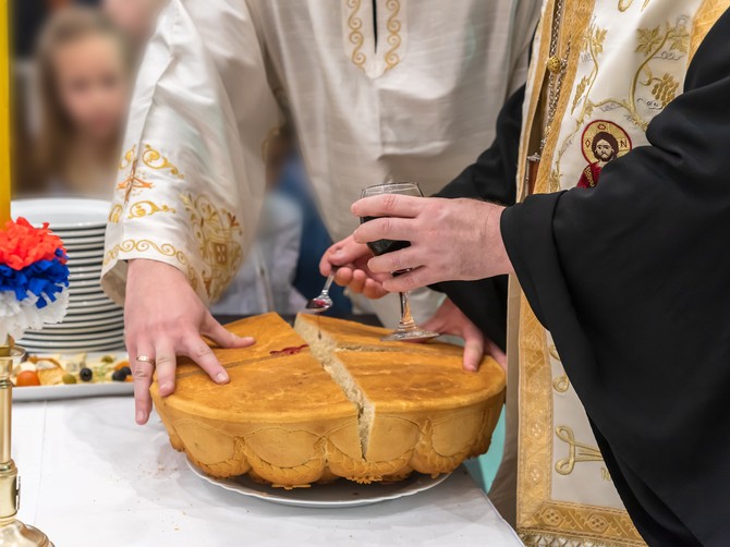Sveštenik sa 40 godna iskustva objasnio da li se česnica lomi na Badnje veče ili Božić