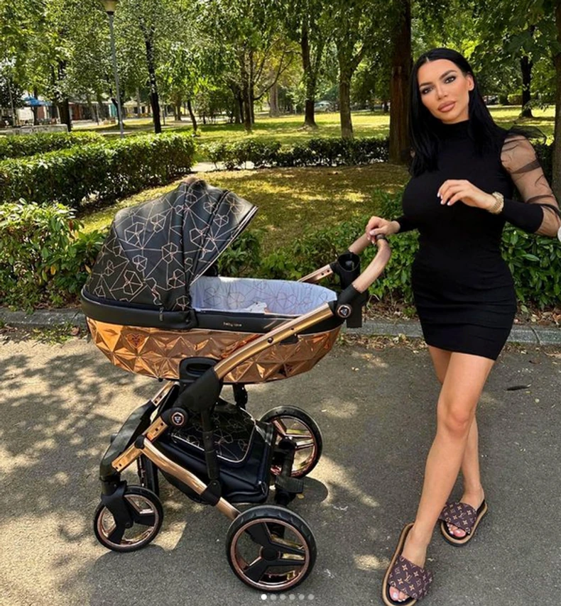 Helena u prvoj šetnji sa Dominikom