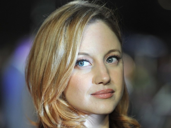 Andrea Riseborough (Wallis Simpson)