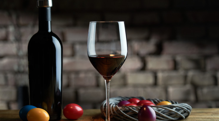 Nem hiányozhat a bor az ünnepi asztalról Húsvétkor, amely Jézus vérét jelképezi / Fotó: Shutterstock