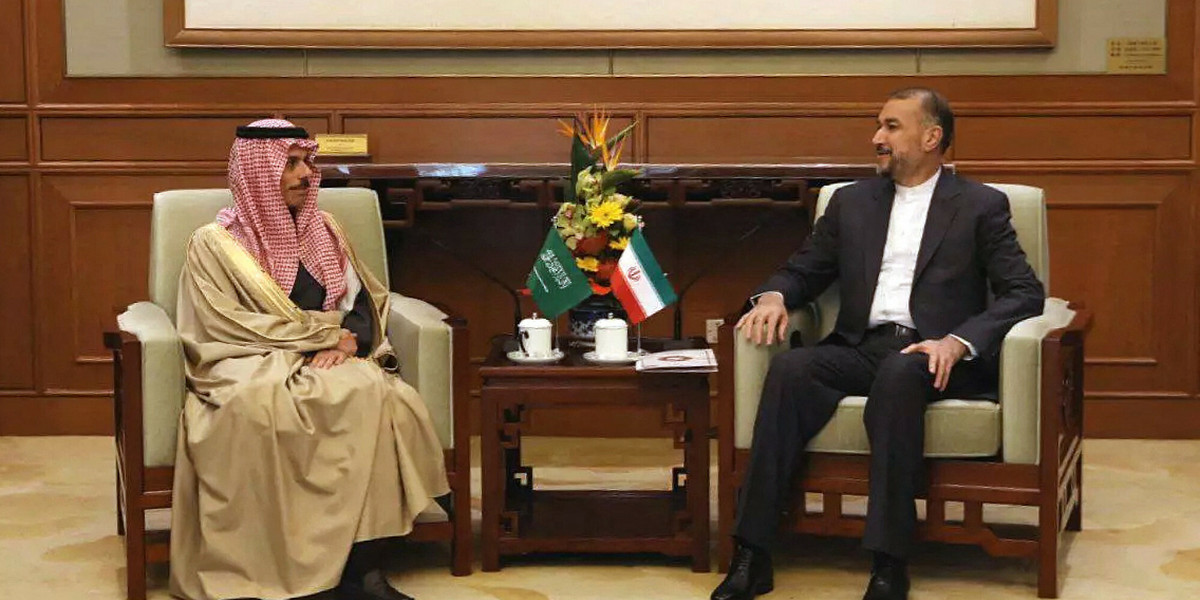 Minister spraw zewnętrznych Iranu Hossein Amir-Abdollahian (z prawej) i minister spraw zagranicznych Arabii Saudysjkiej Faisal bin Farhan Al Saud podczas spotkania w Pekinie. Chiny, 6 kwietnia 2023 r.