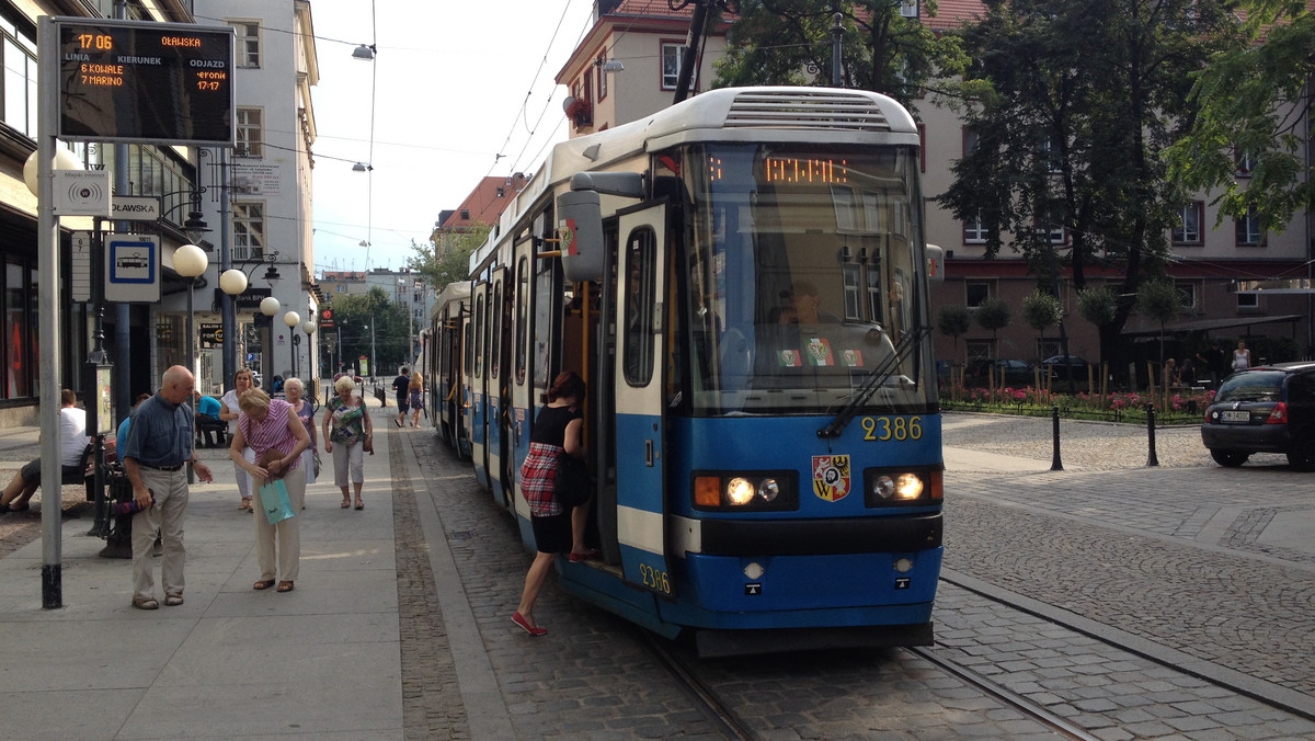 Już od najbliższej soboty we Wrocławiu zacznie obowiązywać wakacyjny rozkład jazdy komunikacji miejskiej. To oznacza, że zarówno tramwaje, jak i autobusy będą kursować rzadziej niż dotychczas. Dodatkowo będą utrudnienia z powodu remontu ulic wokół dworca PKP i PKS.