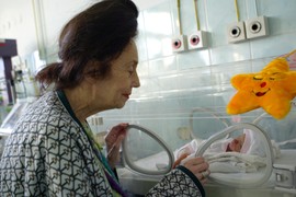 Adrijana je sa 66 godina RODILA PRVO DETE i tako postavila rekord kao NAJSTARIJA MAJKA NA SVETU: Mnogi su je OSUĐIVALI, a evo kako danas živi sa svojom ćerkom