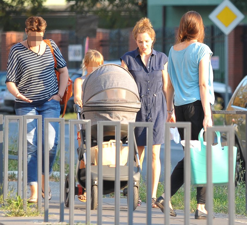 Anna Dereszowska na spacerze z dziećmi – córką Leną i synem Maksem