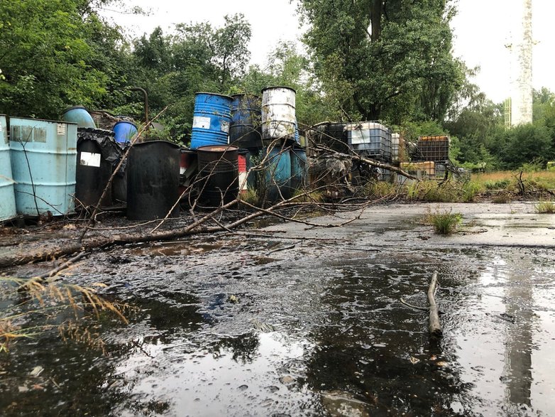 Odpady niebezpieczne na terenie byłych zakładów Terpen - 27.08.2022 - autor: Nadesłane przez czytelnika