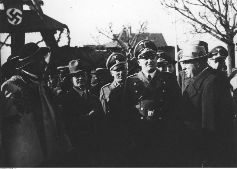 Gubernator Hans Frank (drugi z prawej) w otoczeniu niemieckich oficerów i przedstawicieli