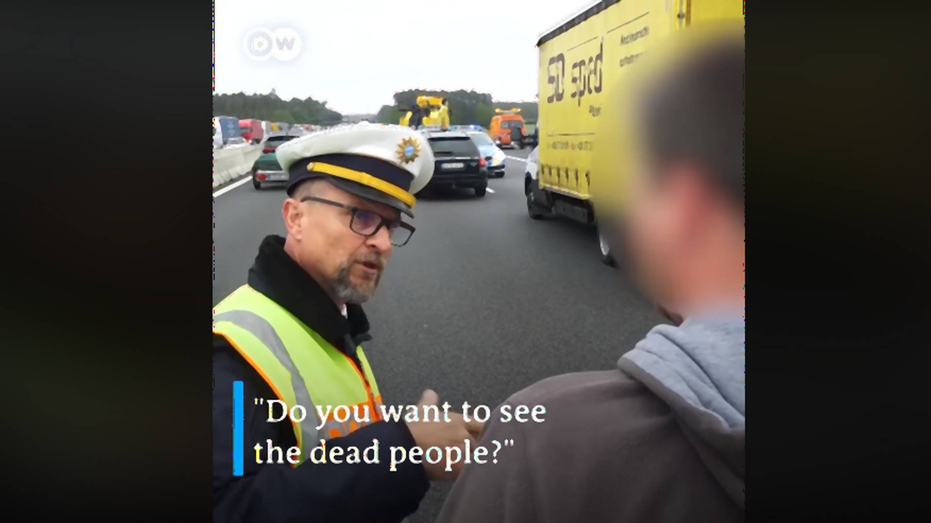 Prolaznici su fotkali nesreću na putu, dok ih policajac jednim gestom nije ošamario