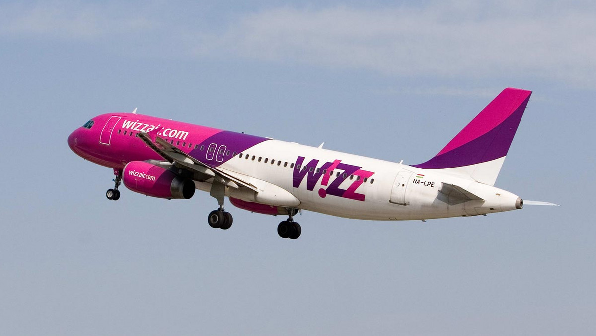 Linia lotnicza Wizz Air ogłosiła w środę 19 lipca, że od 29 października 2017 roku pasażerowie nie będą ponosić dodatkowych opłat za wniesienie na pokład dużego bagażu podręcznego na wszystkich lotach przewoźnika.