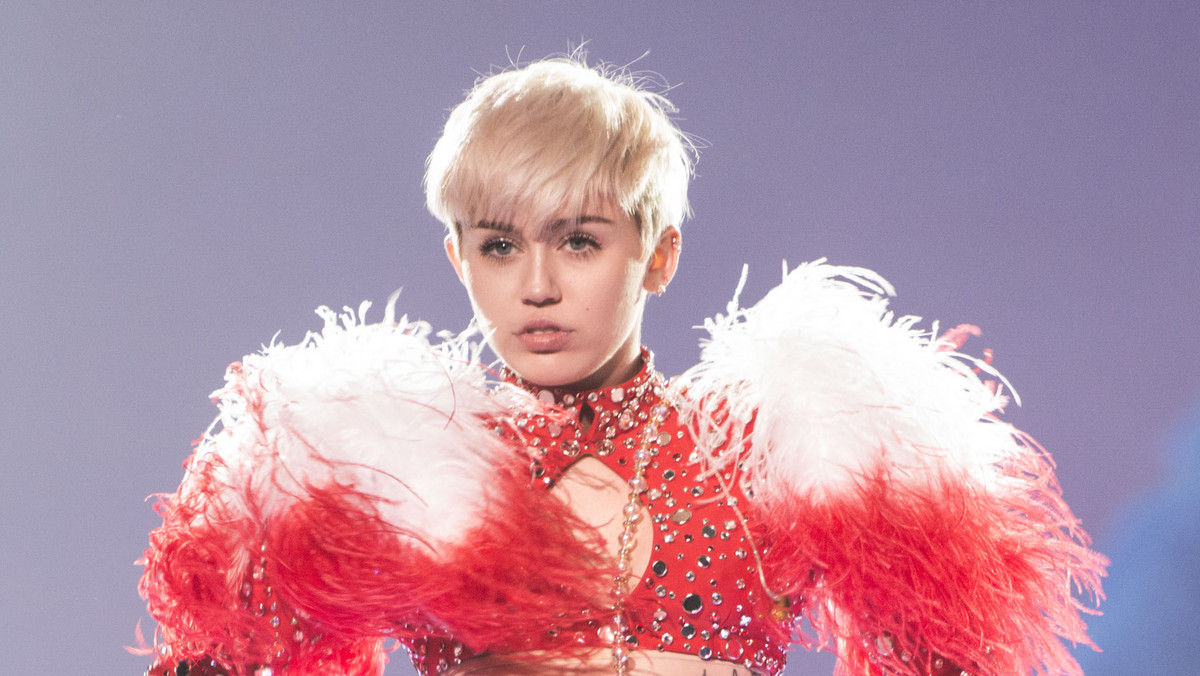 Miley Cyrus była zmuszona odwołać swój wtorkowy koncert z 14 kwietnia w Kansas City, wskutek ostrej alergicznej reakcji na antybiotyk. W wyniku tego, skandalistka musiała trafić do szpitala. Jak się okazuje, czas przymusowo spędzany pod opieką lekarzy, wywołał w niej negatywne uczucia.
