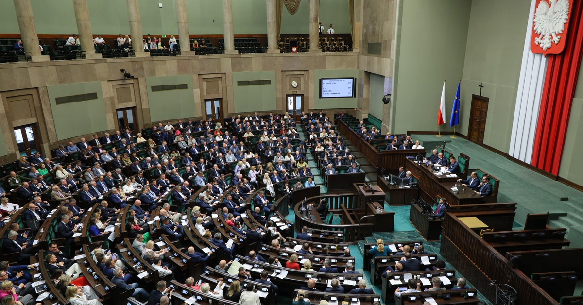 KO wraca na pozycję lidera, za to Braun bez szans na wejście do Sejmu [SONDAŻ WYBORCZY]