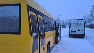 Popękana szyba zaklejona folią i tłumik mocowany drutem. Wyniki kontroli autobusu w Zakopanem