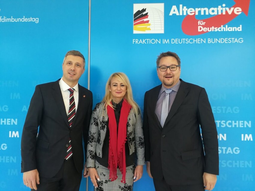 Boško Obradović i Dragana Trifković u Bundestagu sa poslanikom Stefanom Kojterom
