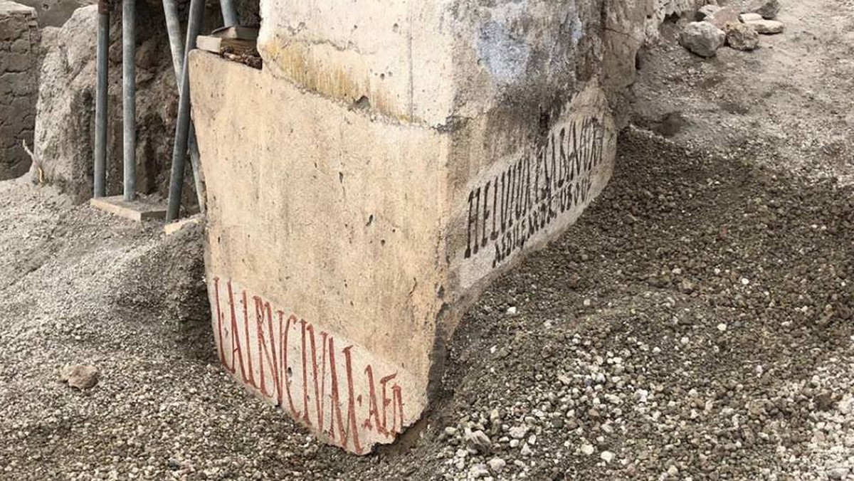 Doskonale zachowane hasła wyborcze zapisane na kamiennych płytach odnaleźli archeolodzy na terenie wykopalisk w Pompejach. Badacze terenu starożytnego miasta zniszczonego w erupcji Wezuwiusza podkreślają, że stale trafiają na zaskakujące odkrycia.