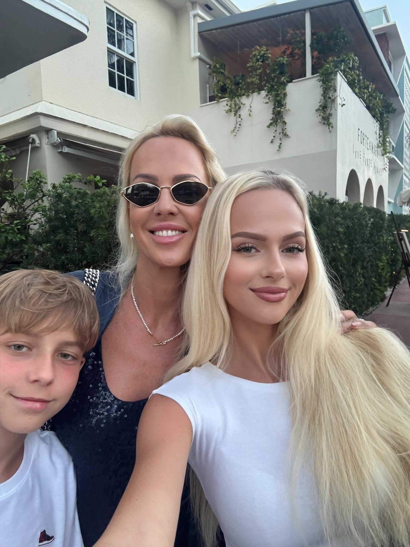 Zuzana Belohorcová s dcérou Salmou a synom Neviom.