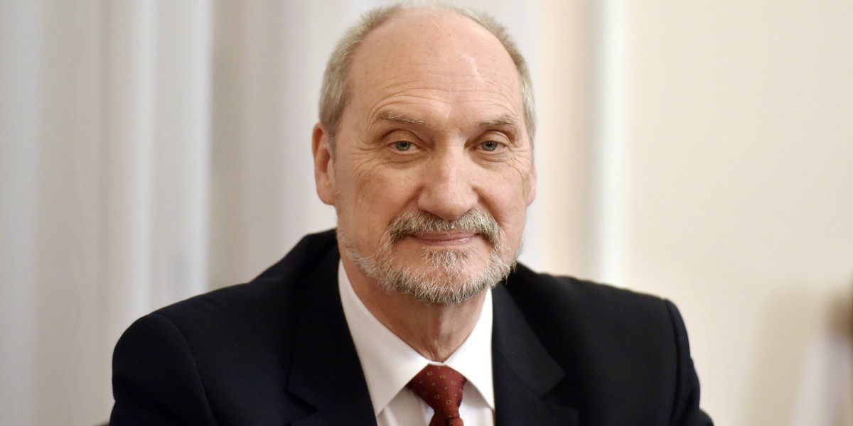 Macierewicz podejrzewa swoich żołnierzy o zamach w Smoleńsku