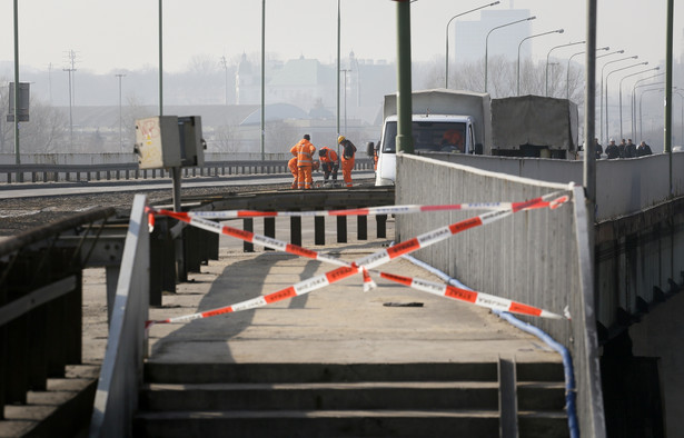 Prace nad ekspertyzą po pożarze mostu Łazienkowskim w Warszawie