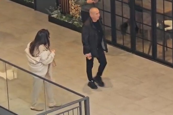 (VIDEO) PRVI SNIMAK ĐANIJA NAKON HITNE OPERACIJE Folker sa Slađom u šoping centru, saleću ga fanovi, evo kako izgleda nakon ugradnje stentova