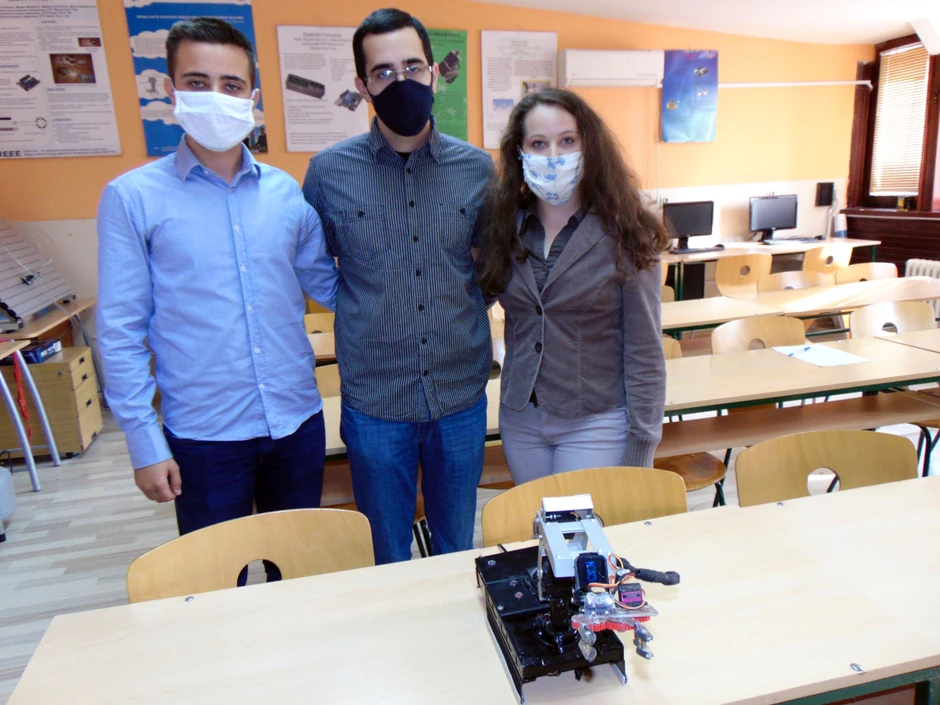 Veljko i Aleksandra Aleksić sa nastavnikom Predragom Šubarevicem koji im je bio mentor 